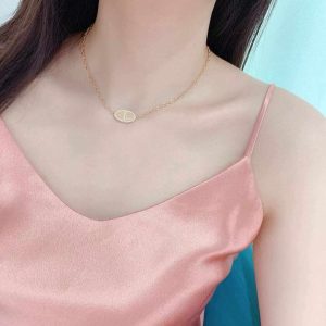 Silver chain bracelet with oval-shaped crystal-studded charm