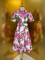 A short-sleeved women's dress with a pink floral print - Image 2