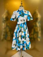 A short-sleeved women's dress with a pink floral print - Image 3