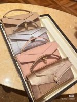 Elegant Handbags Collection - Stylish & Chic Designs