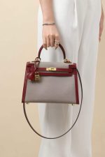 Elegant Structured Leather Handbag - Image 4