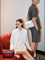 Stylish White Crossbody Bag for Everyday Use - Image 3