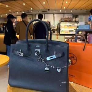 Luxury Black Leather Handbag – Elegant Everyday Statement
